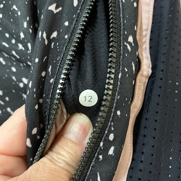 LL19  EUC Lululemon joggers size 12.
LL19 - Picture 4 of 9